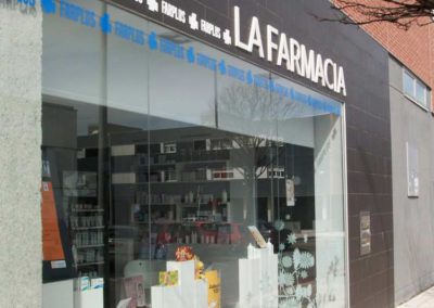 instalacion cortinas enrollables pamplona farmacia lamitek