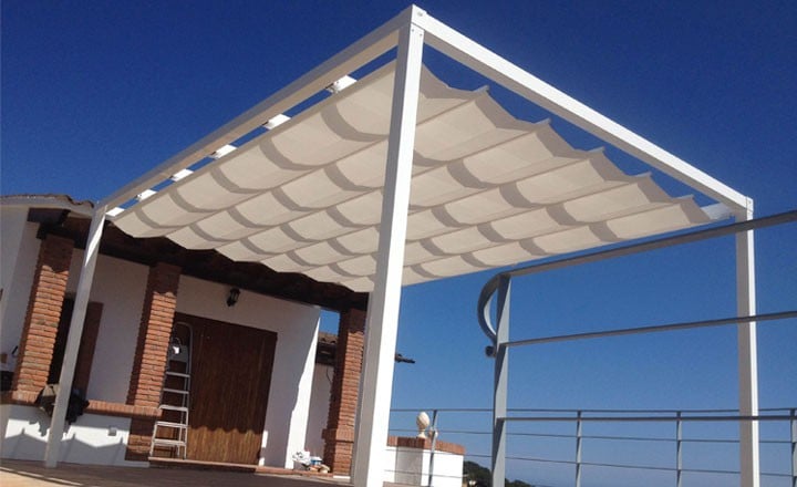 Toldo corredero de aplicación con pérgola, sistema con guías y barras,  formato clásico ondas